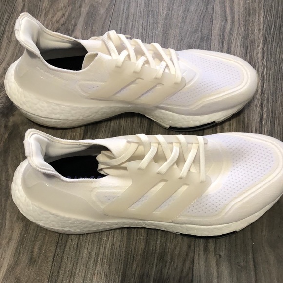 NWOT Women’s Adidas Ultraboost - Picture 4 of 7